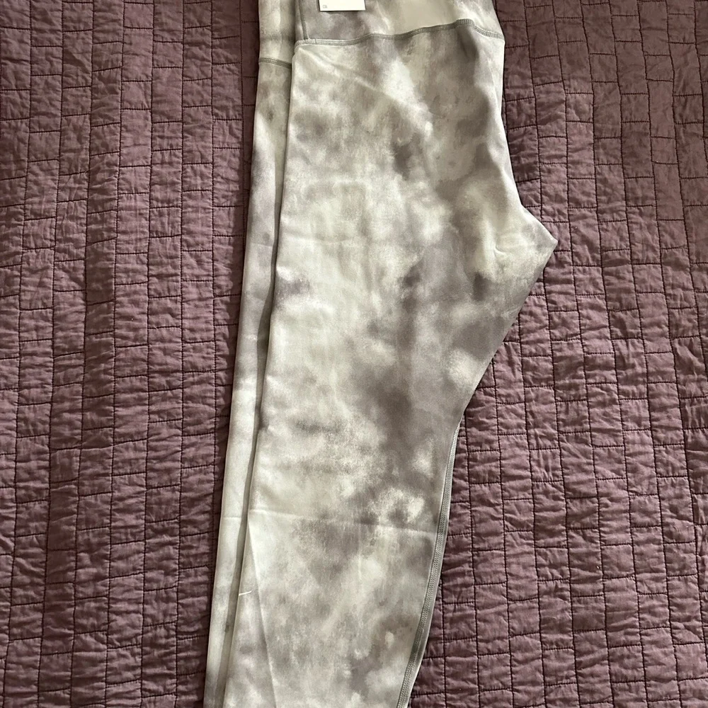 Nike cropped leggings new w/tags - Picture 2 of 4